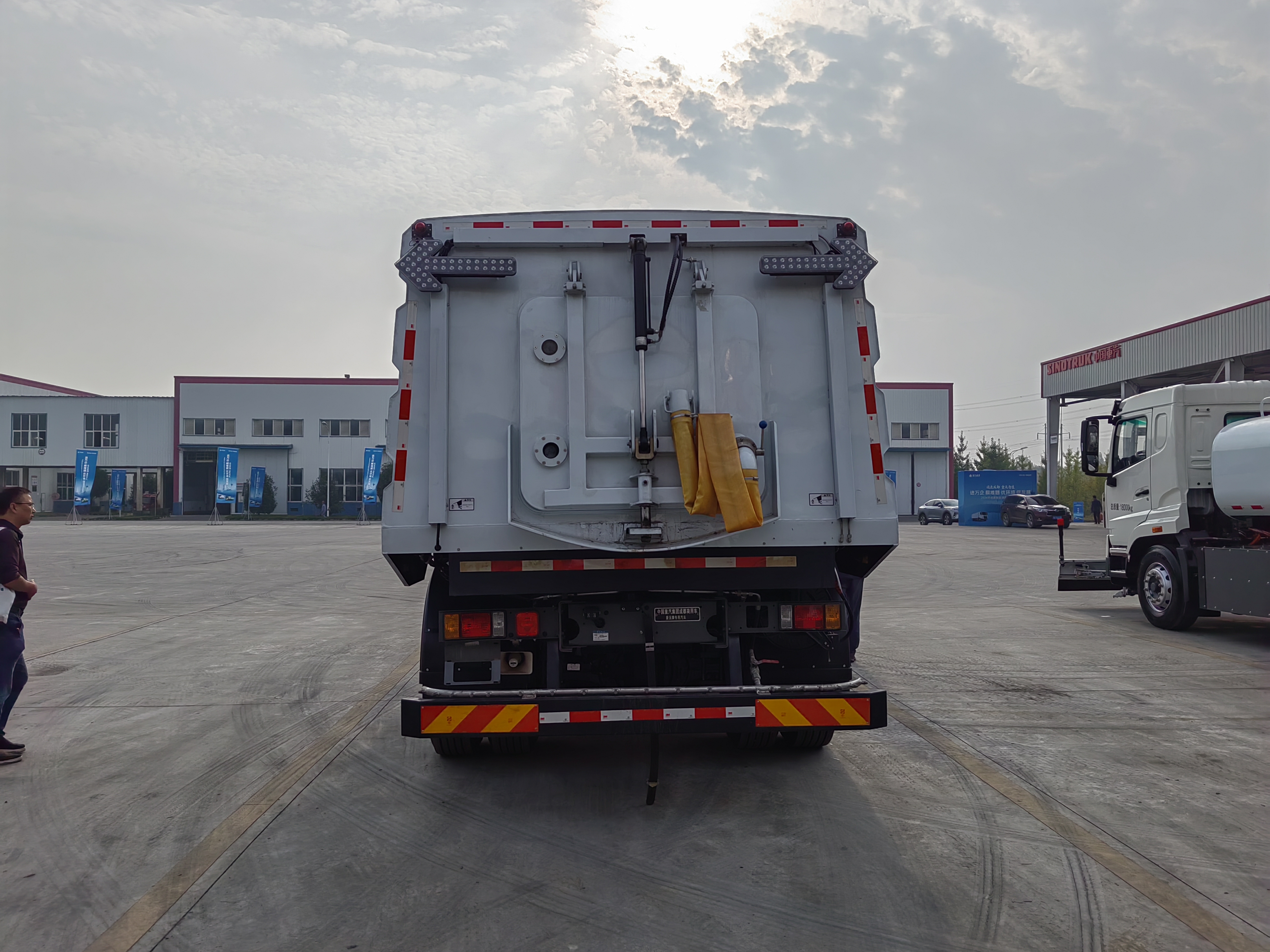 華威馳樂牌SGZ5180TXSZBEV型純電動洗掃車