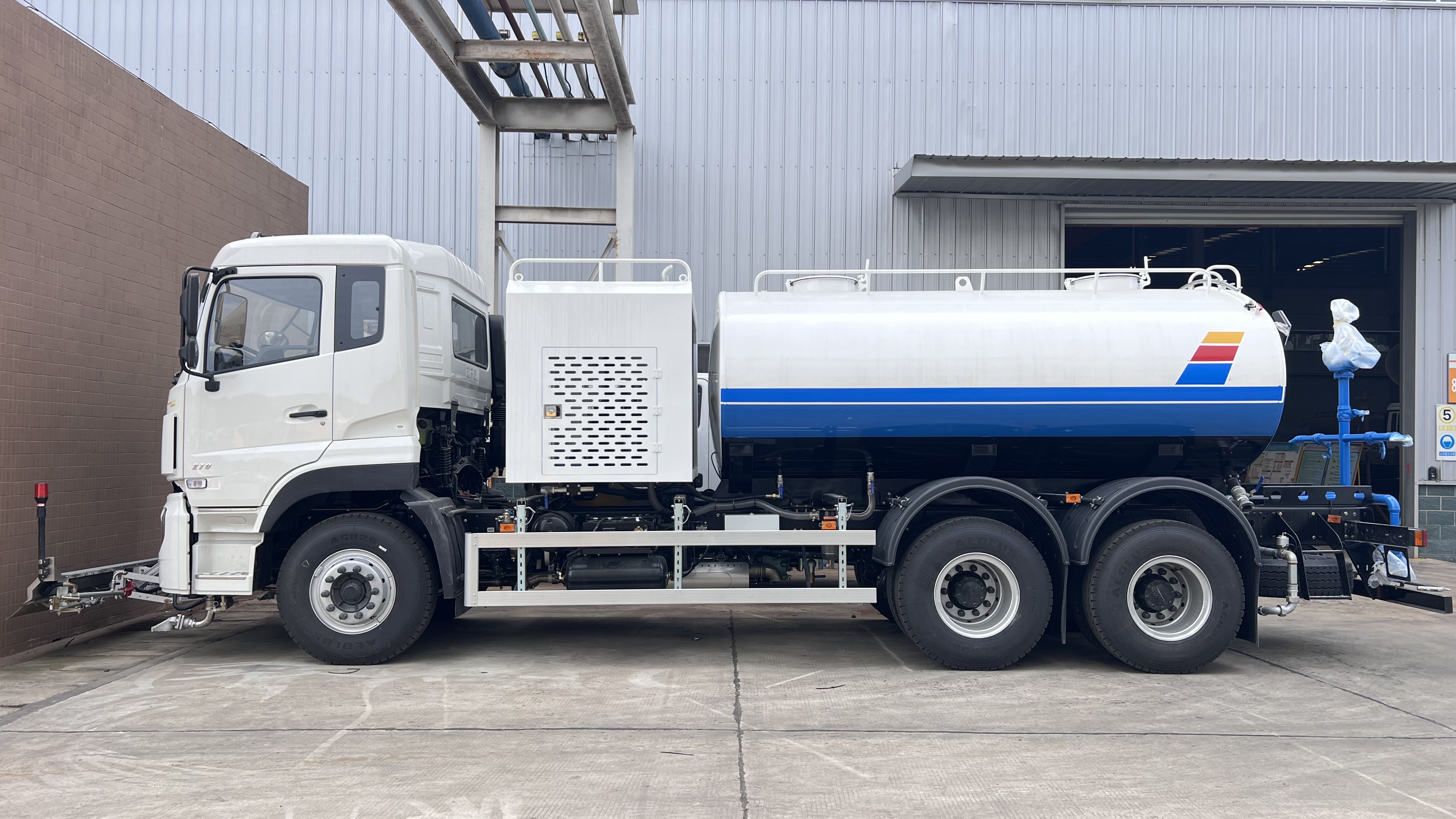 東風天龍6x4高壓清洗車|路面養(yǎng)護車|路面沖洗車|路面清洗車