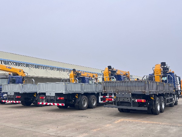 中國重汽豪沃TX系列8X4隨車起重運(yùn)輸車|配徐工20噸G型SQS500-5隨車吊批量出口海外市場|華威馳樂牌SGZ5310JSQZZ6T5隨車起重運(yùn)輸車