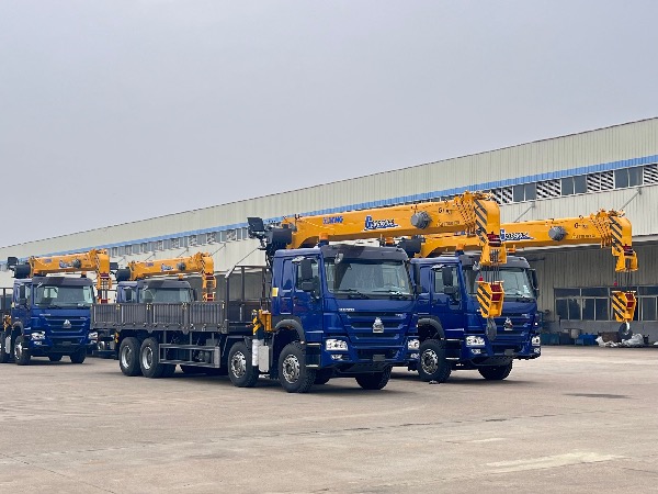 中國重汽豪沃TX系列8X4隨車起重運(yùn)輸車|配徐工20噸G型SQS500-5隨車吊批量出口海外市場|華威馳樂牌SGZ5310JSQZZ6T5隨車起重運(yùn)輸車
