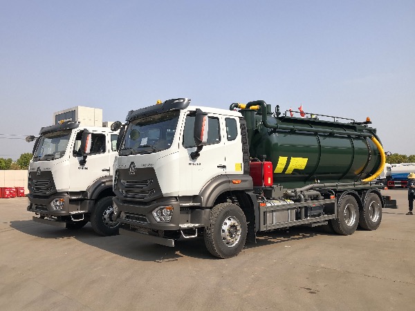 中國(guó)重汽6x4真空吸污車|華威馳樂(lè)牌SGZ5250GQWZZ6TX型吸污車配備2BEA-204Z水循環(huán)真空泵吸污車批量發(fā)車